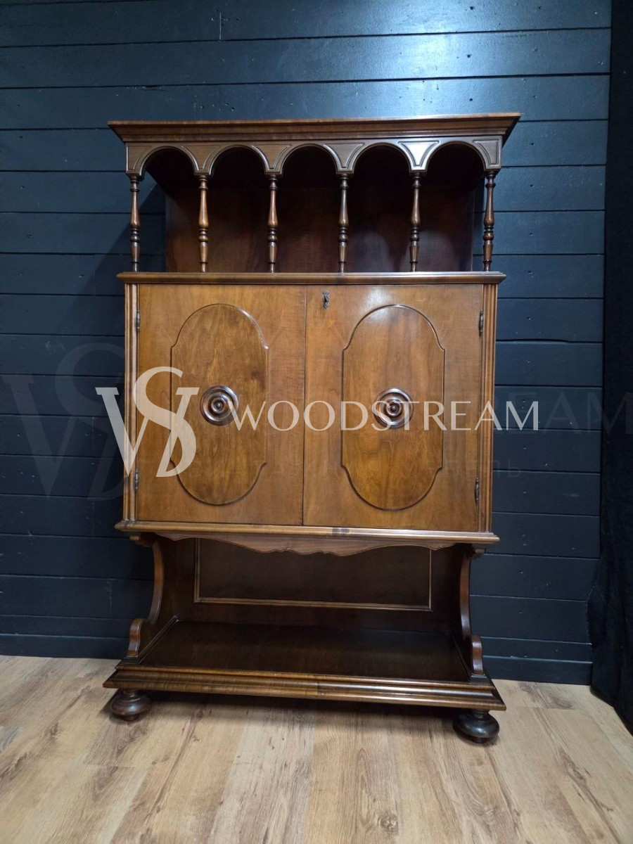 Шкаф с полкой винтажный