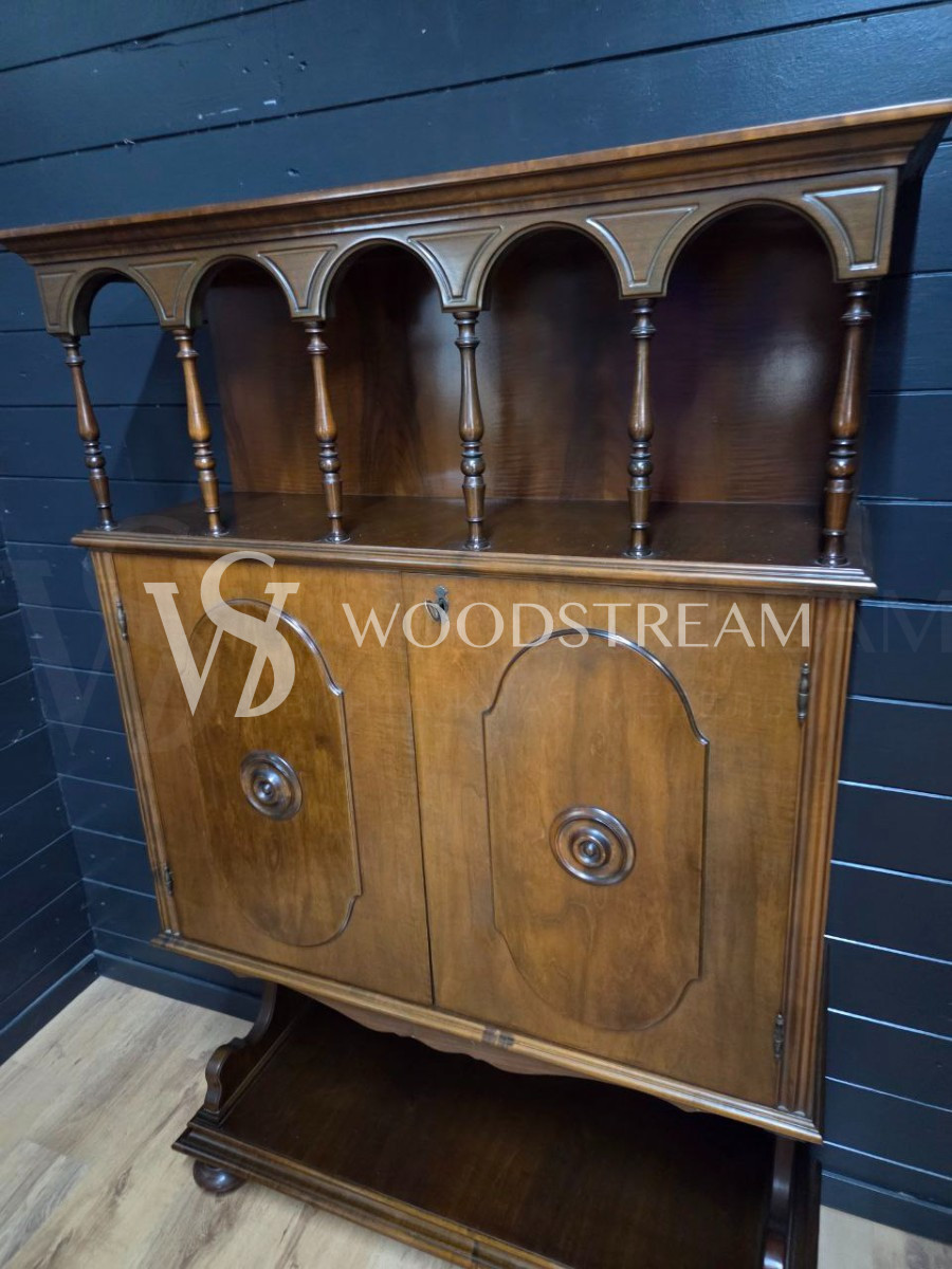 Шкаф с полкой винтажный