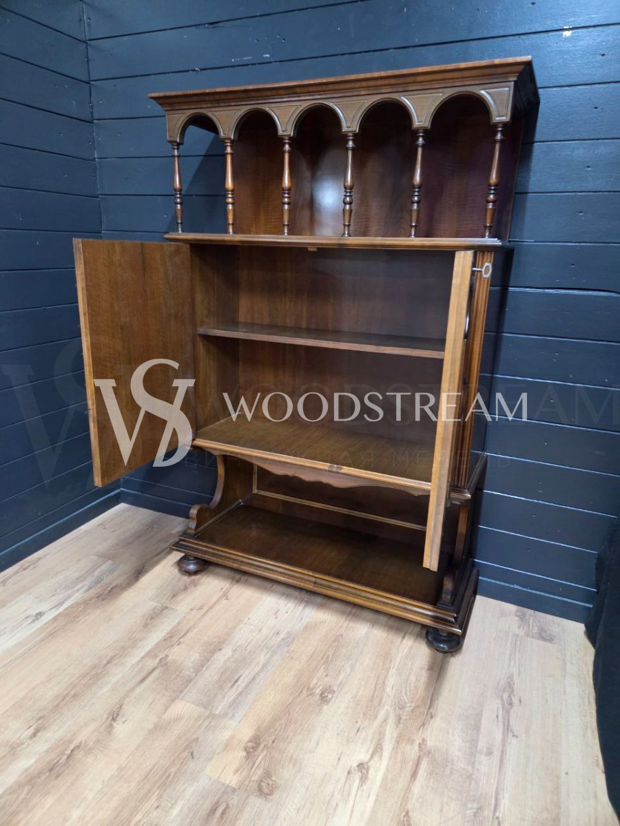 Шкаф с полкой винтажный