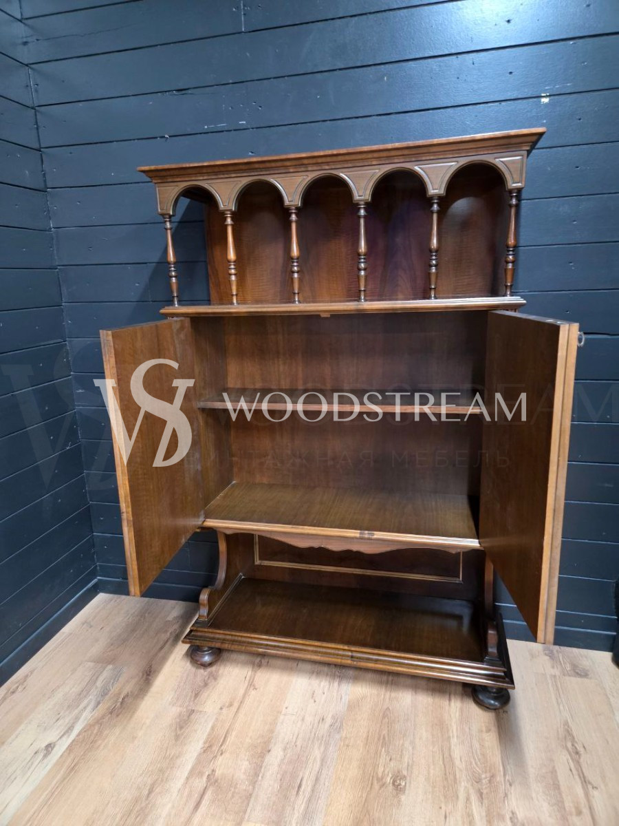 Шкаф с полкой винтажный