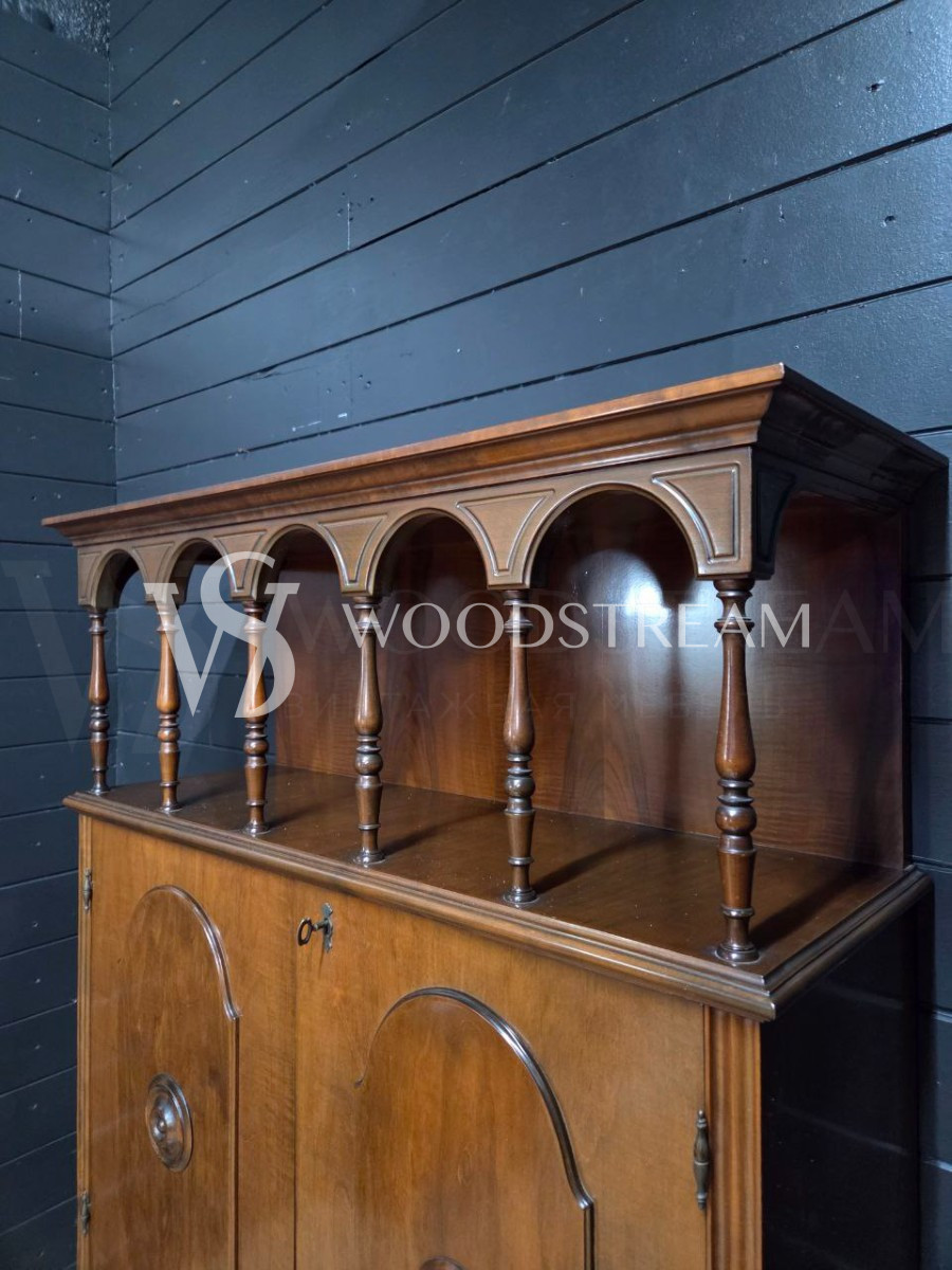 Шкаф с полкой винтажный