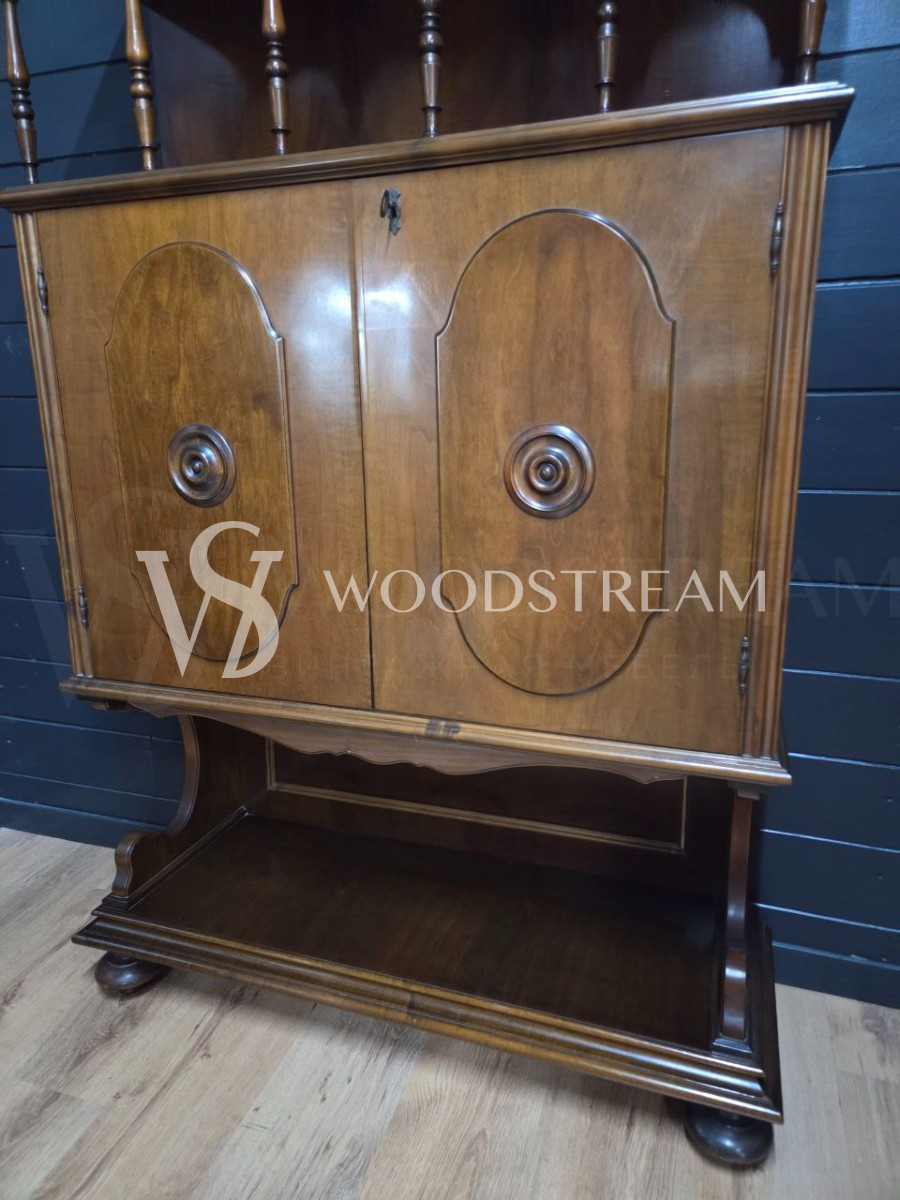 Шкаф с полкой винтажный