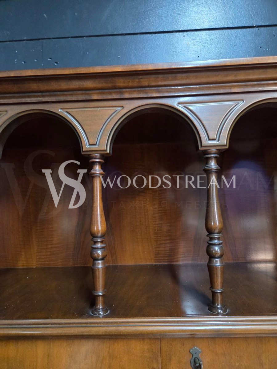 Шкаф с полкой винтажный