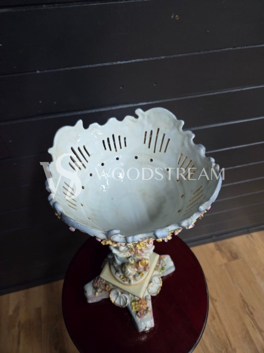 Ваза/Чаша на подставке в стиле венецианского барокко