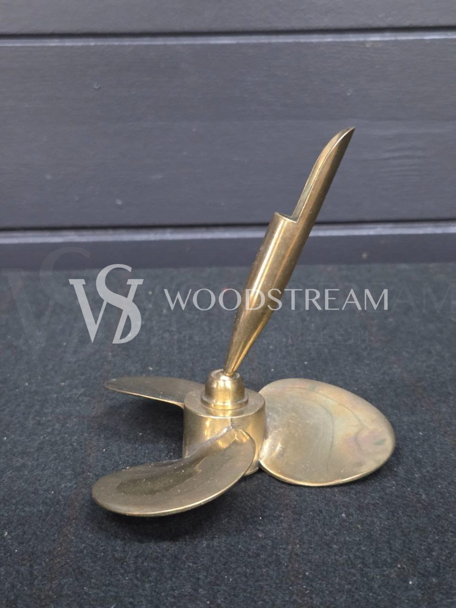 Подставка для ручки в форме пропеллера