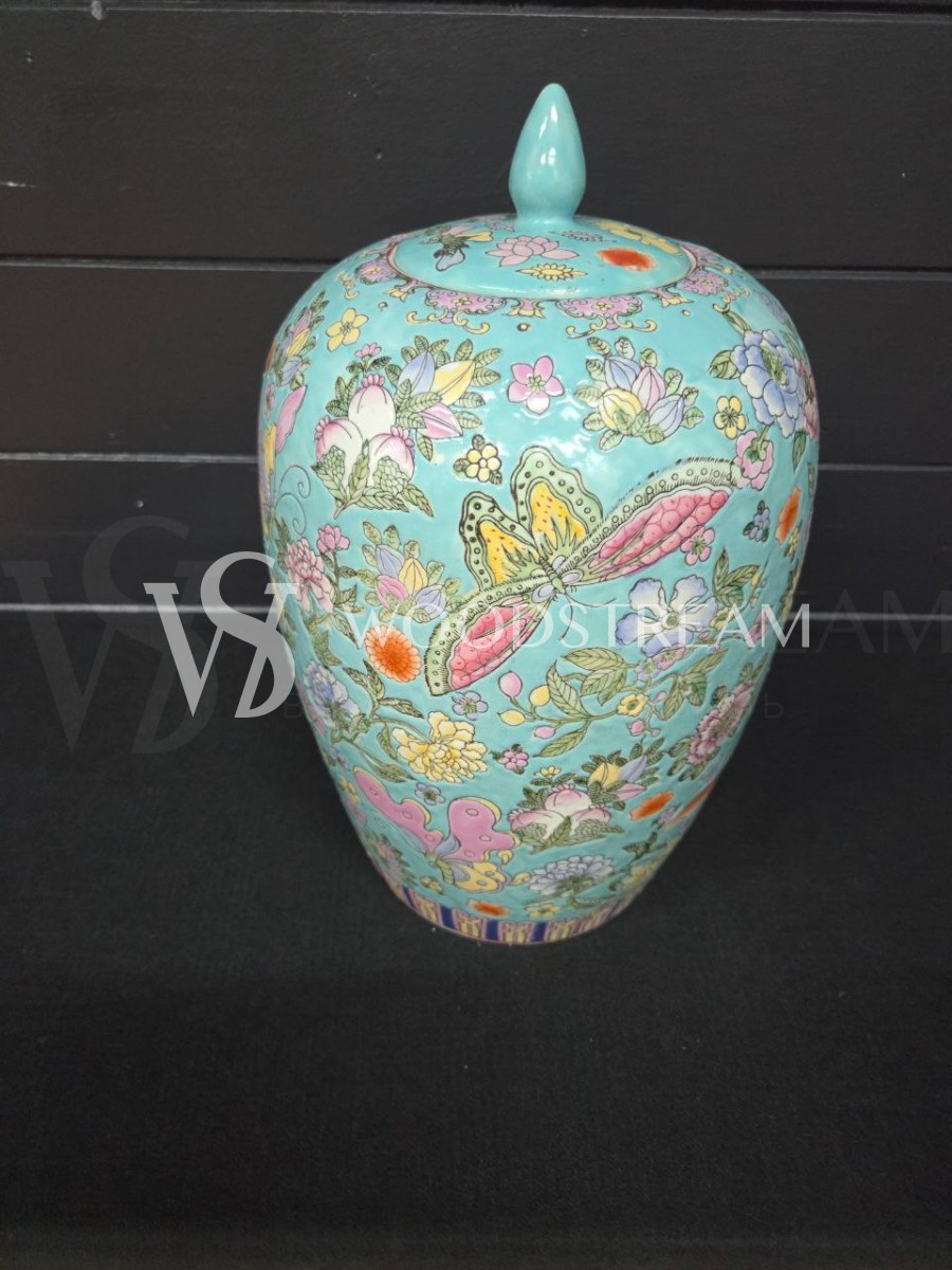 Ваза с крышкой в стиле шинуазри