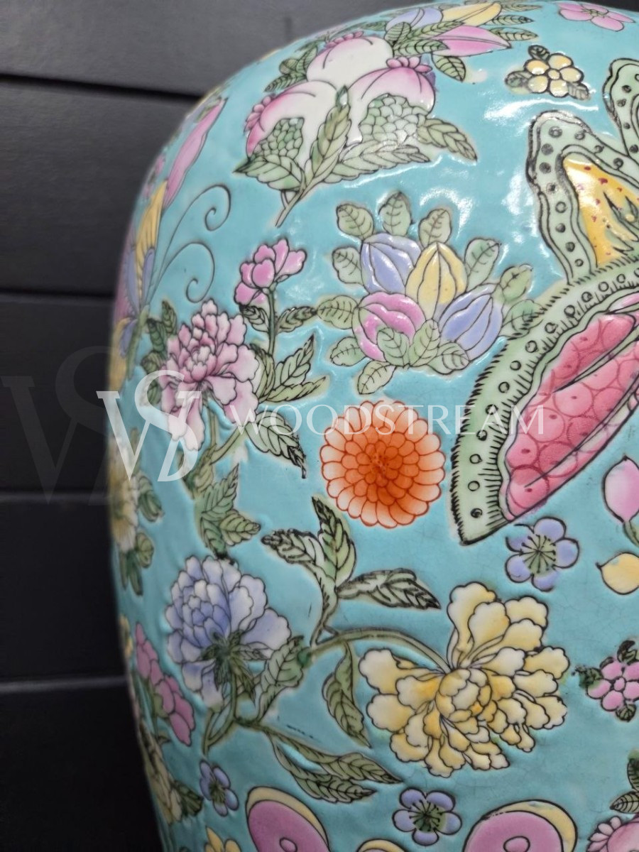 Ваза с крышкой в стиле шинуазри