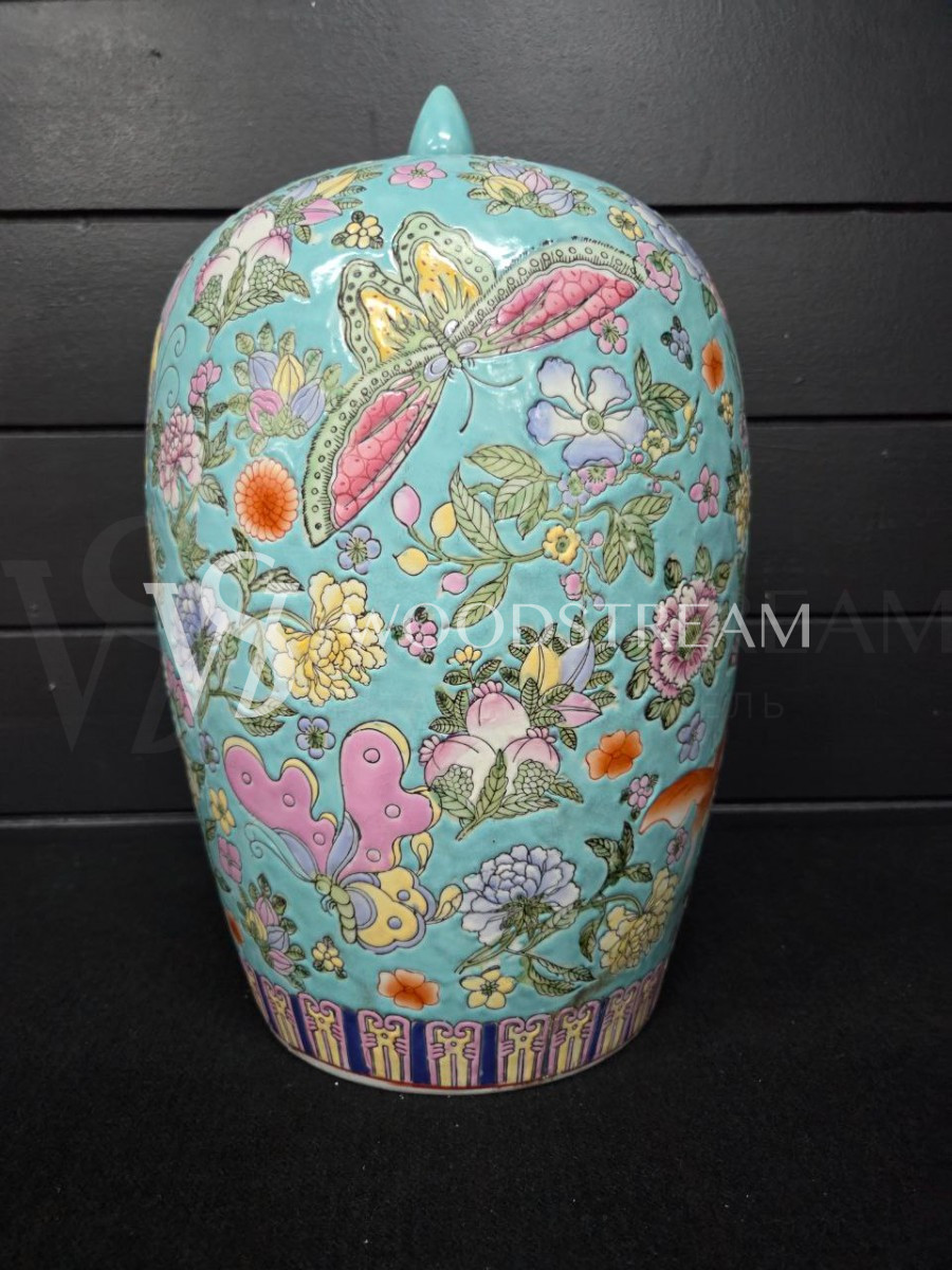 Ваза с крышкой в стиле шинуазри