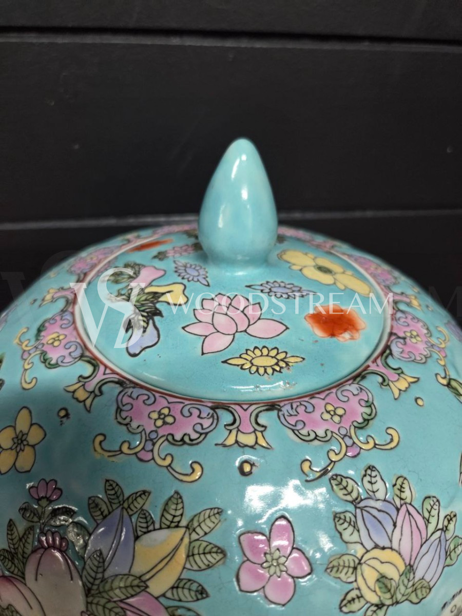 Ваза с крышкой в стиле шинуазри