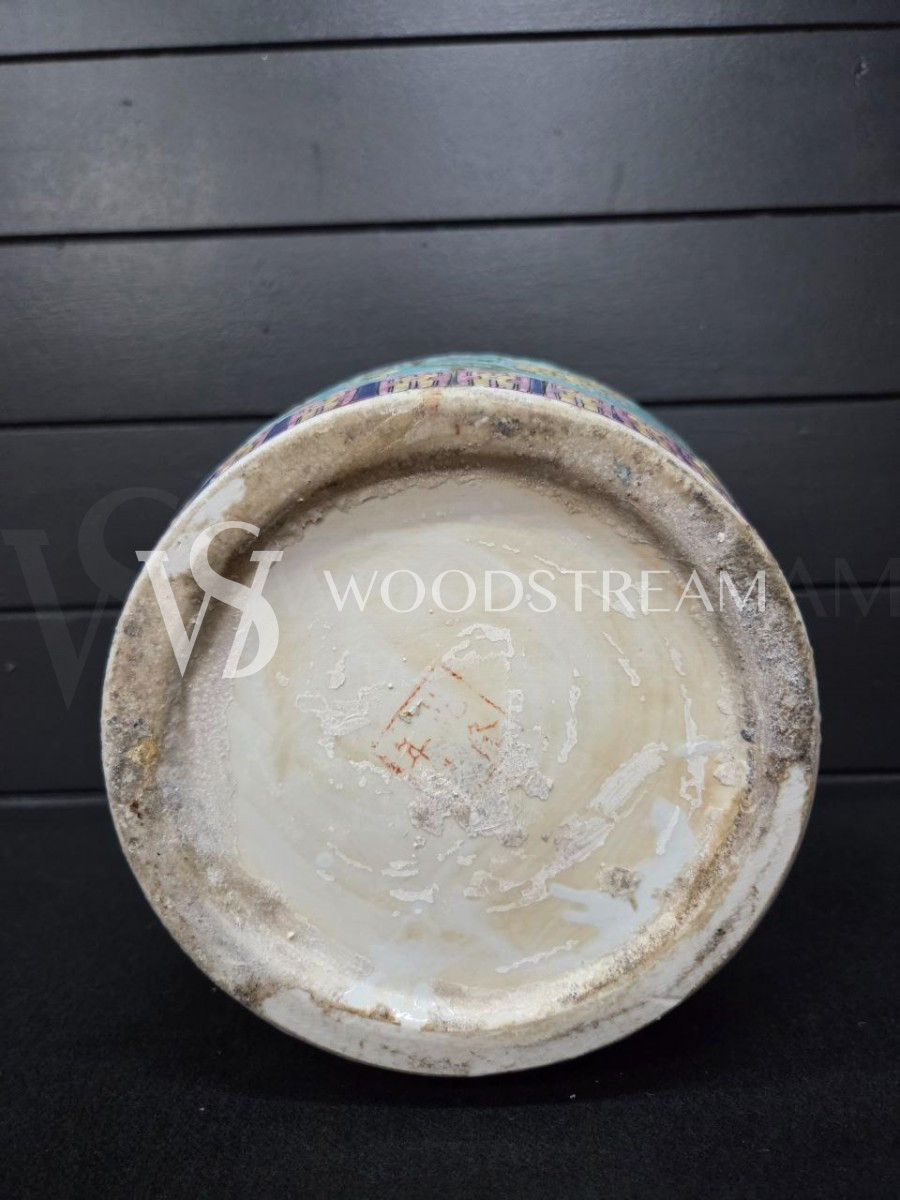 Ваза с крышкой в стиле шинуазри