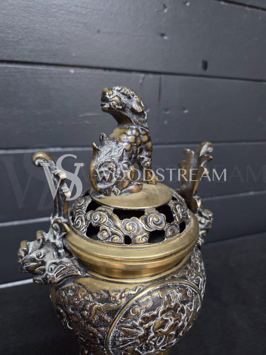 Ваза с крышкой в восточном стиле