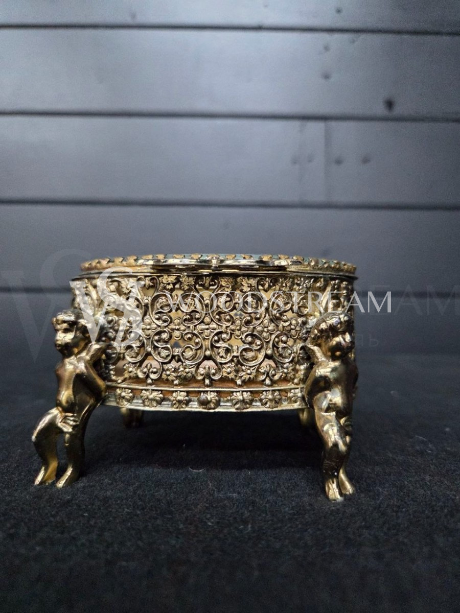 Шкатулка с путти в стиле венецианского барокко