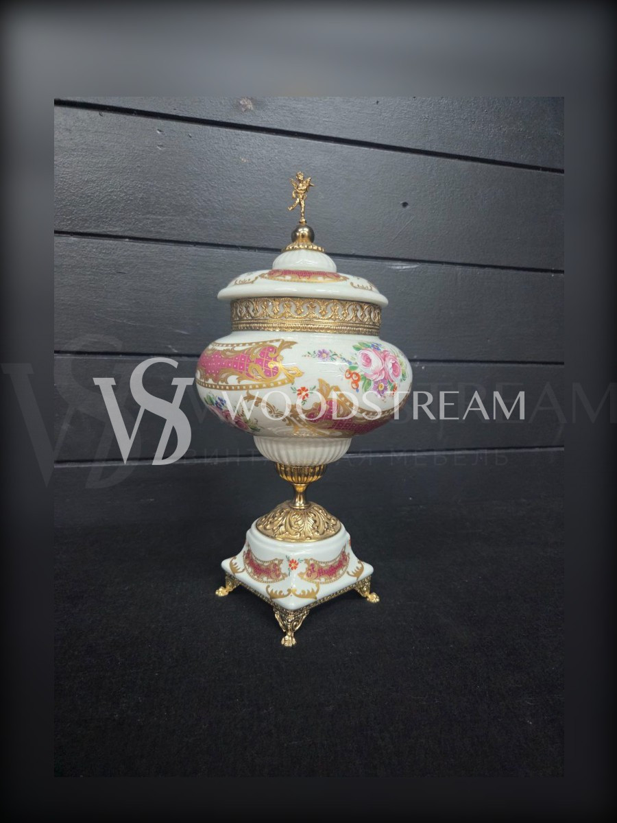 Ваза с крышкой с путти в стиле венецианского барокко