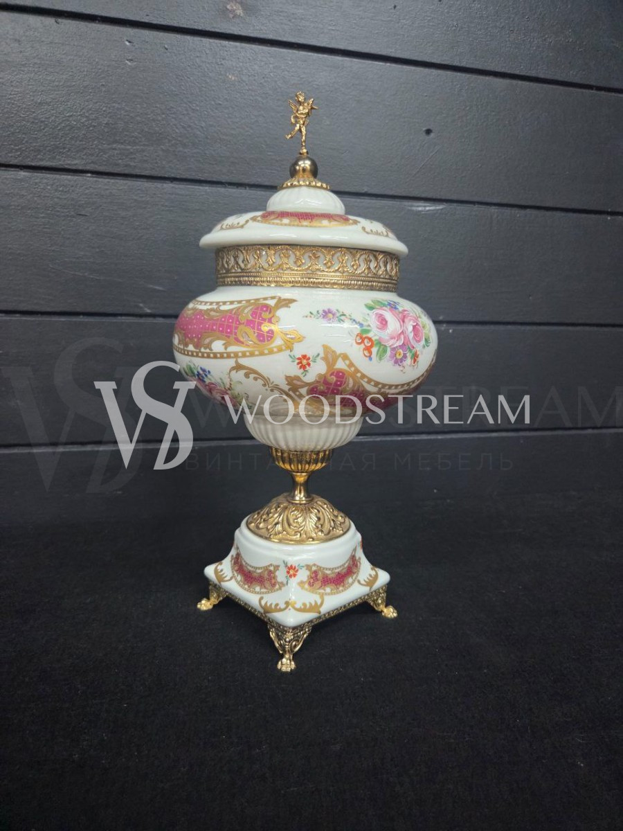Ваза с крышкой с путти в стиле венецианского барокко
