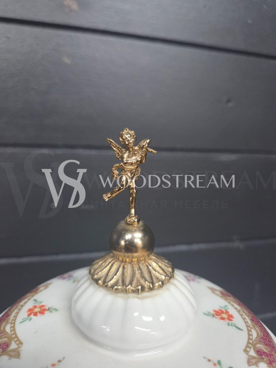 Ваза с крышкой с путти в стиле венецианского барокко