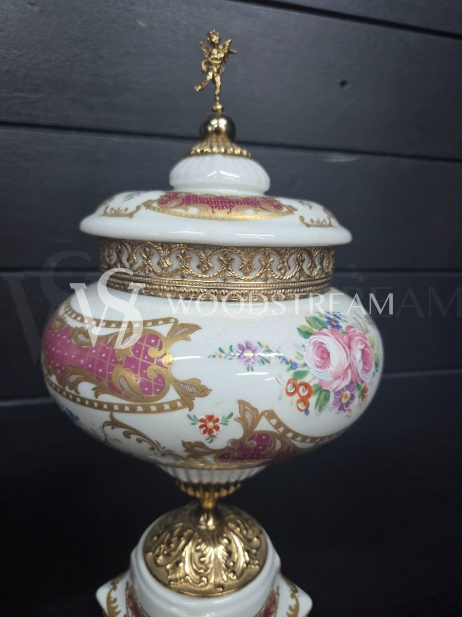 Ваза с крышкой с путти в стиле венецианского барокко