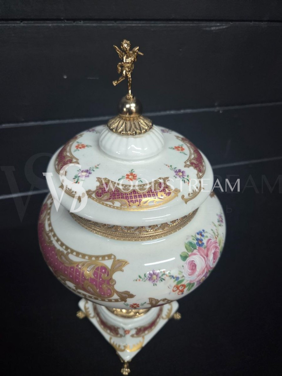 Ваза с крышкой с путти в стиле венецианского барокко