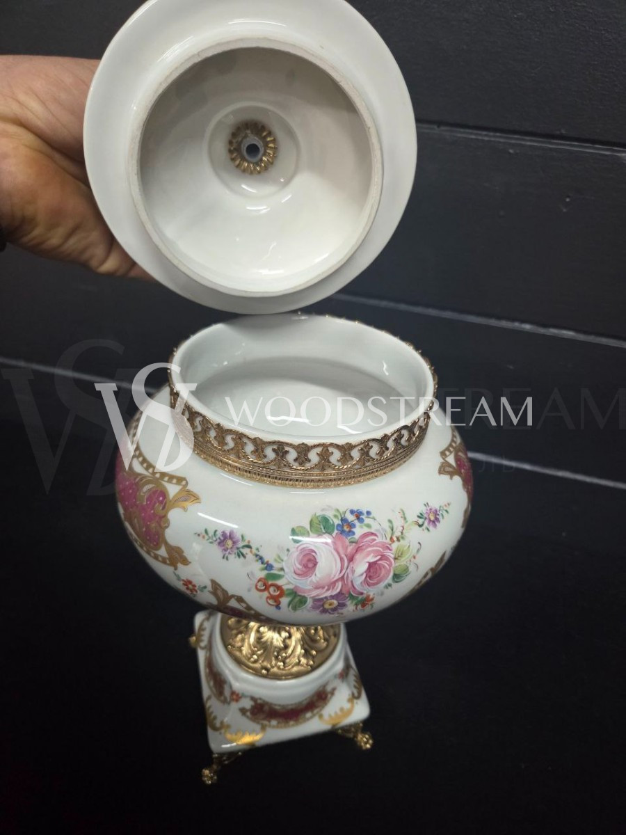 Ваза с крышкой с путти в стиле венецианского барокко