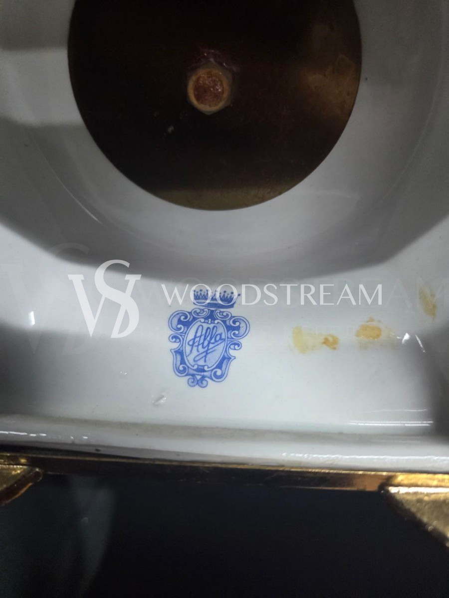 Ваза с крышкой с путти в стиле венецианского барокко