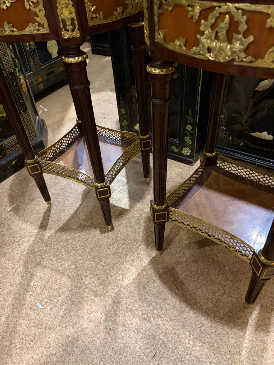 Стол/Подставка в стиле Людовика XVI