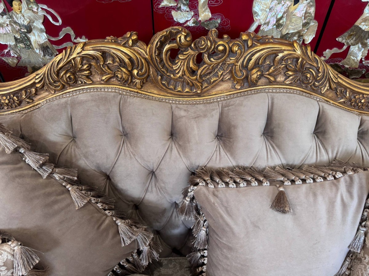 Диван в стиле венецианского барокко