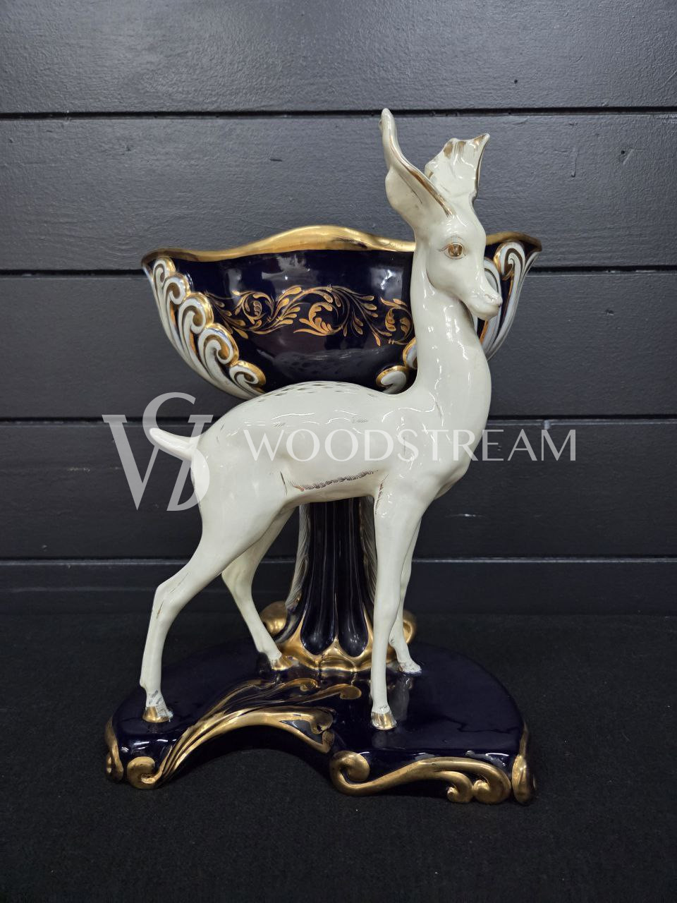 Ваза со скульптурой Оленя