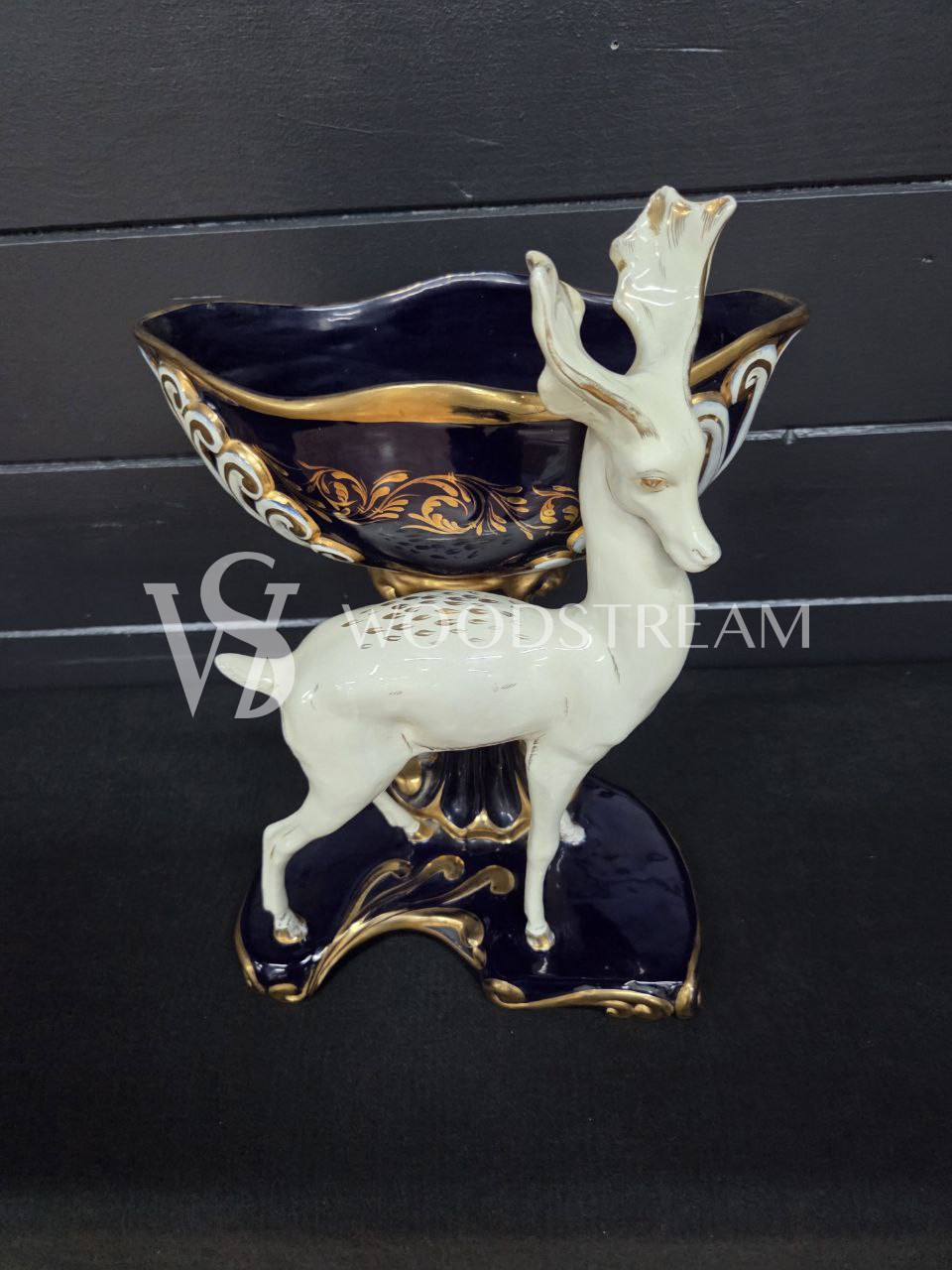 Ваза со скульптурой Оленя