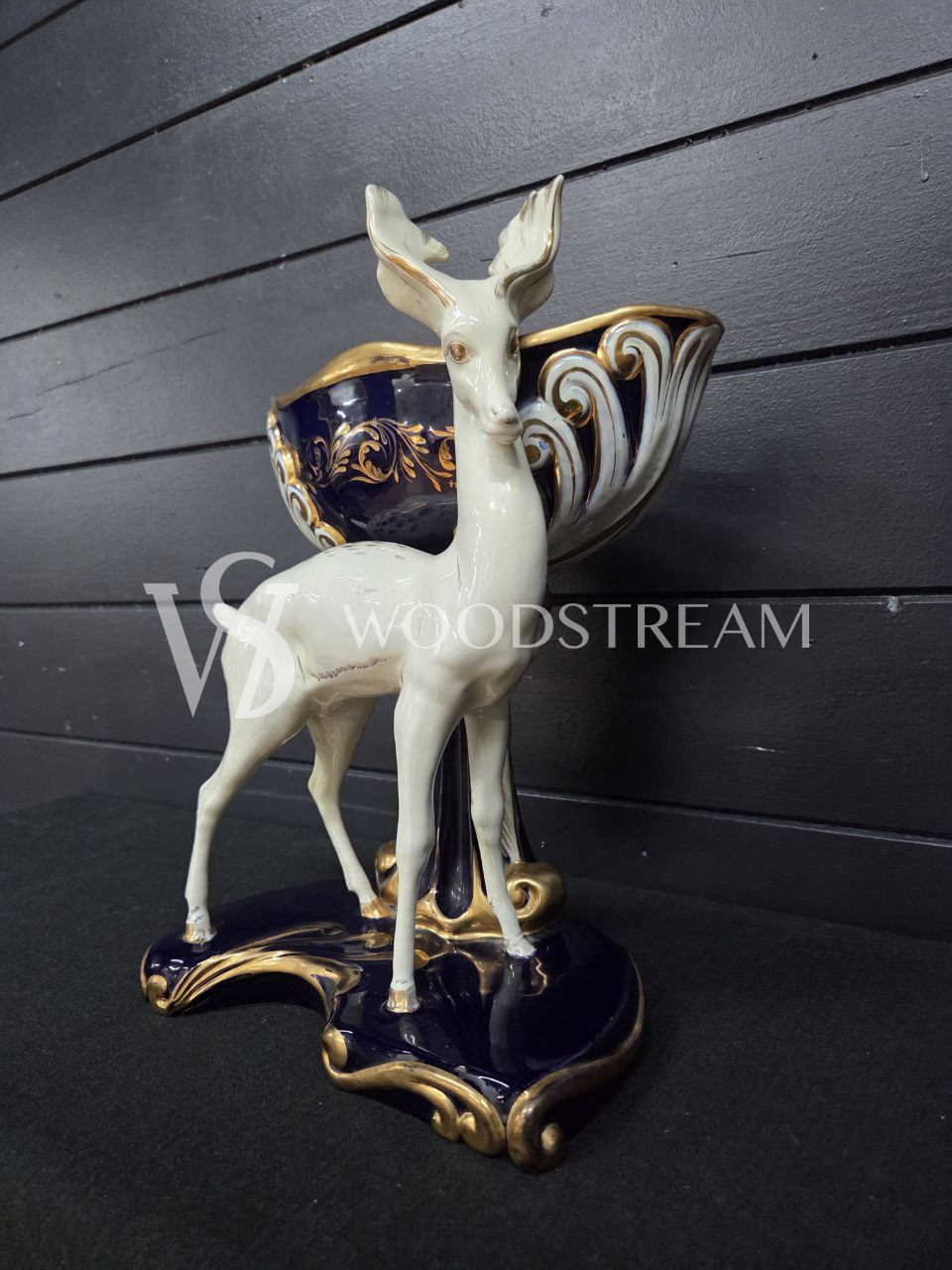 Ваза со скульптурой Оленя