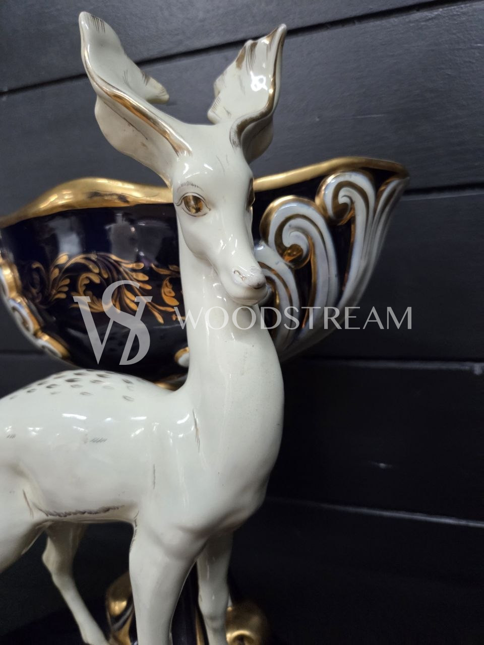 Ваза со скульптурой Оленя
