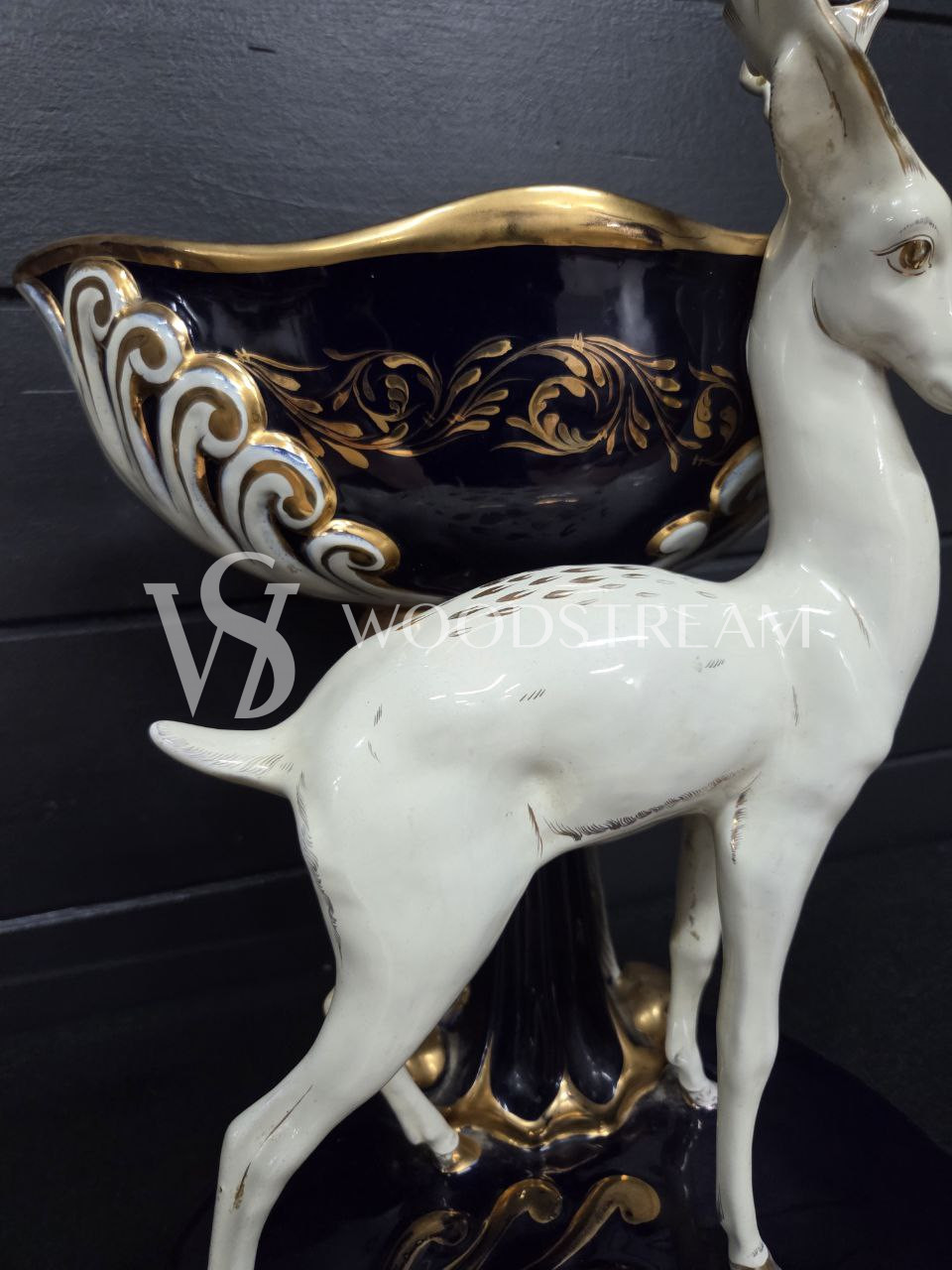 Ваза со скульптурой Оленя