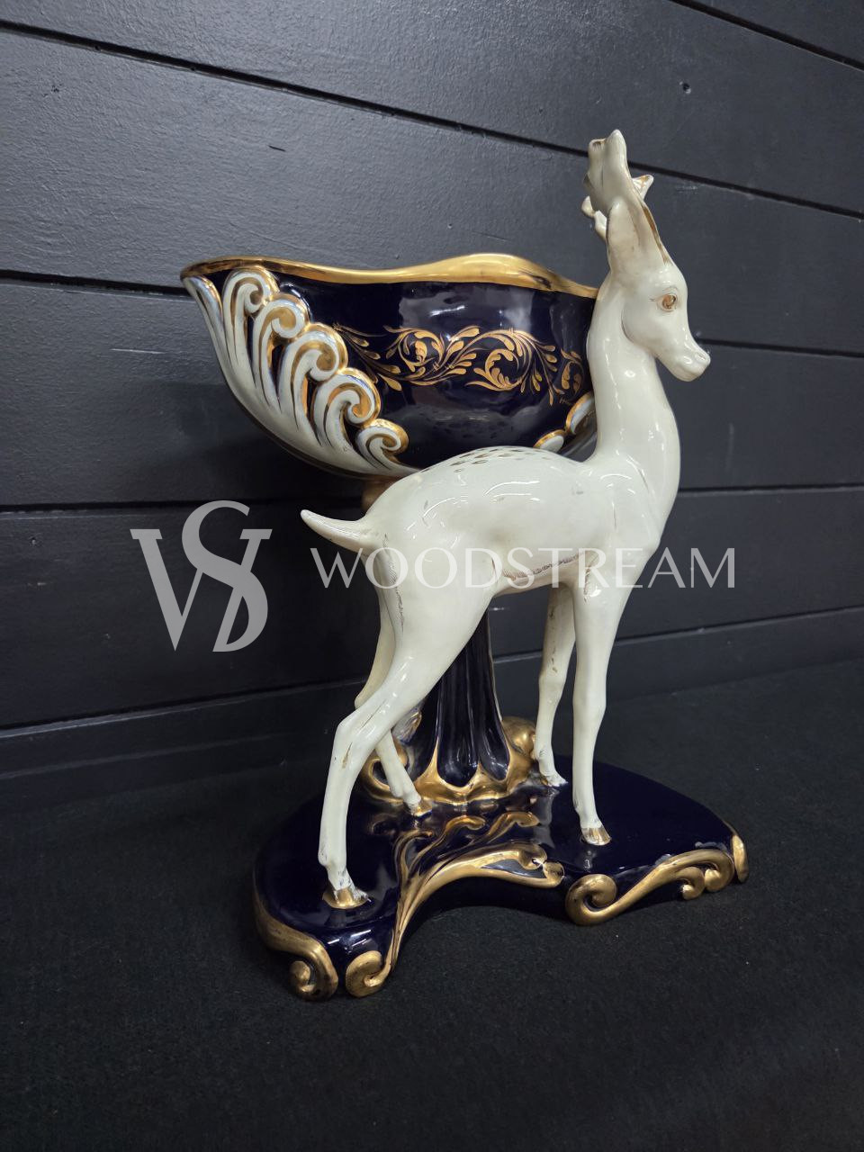 Ваза со скульптурой Оленя