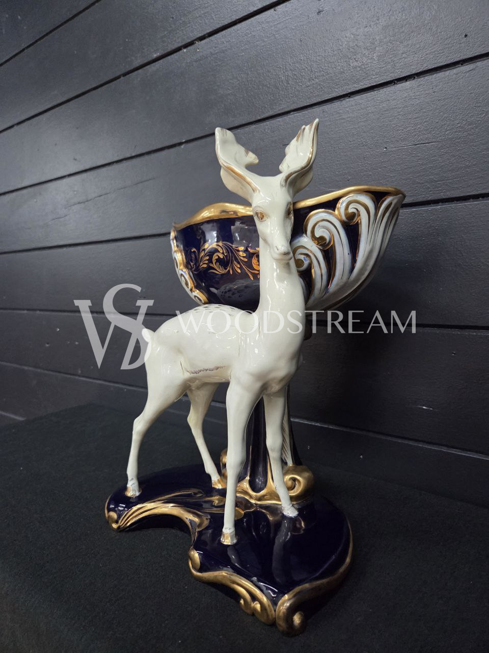 Ваза со скульптурой Оленя