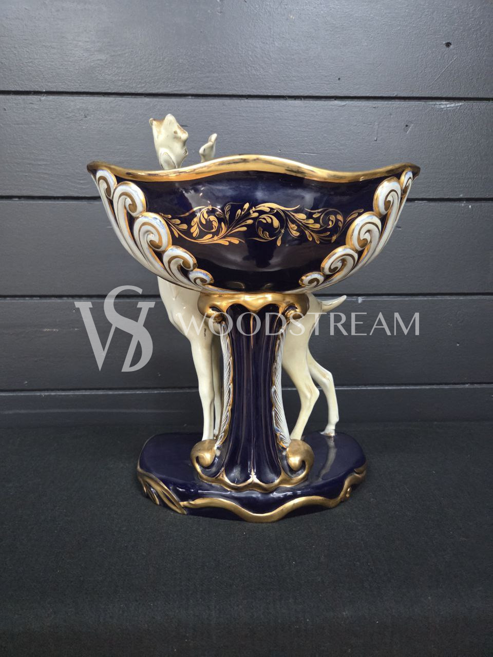 Ваза со скульптурой Оленя