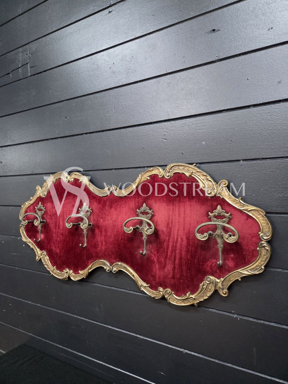 Вешалка настенная в стиле венецианского барокко