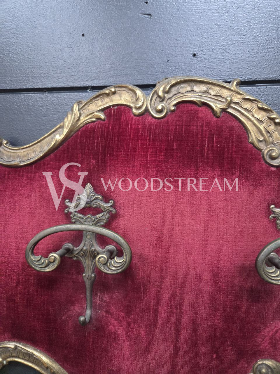 Вешалка настенная в стиле венецианского барокко