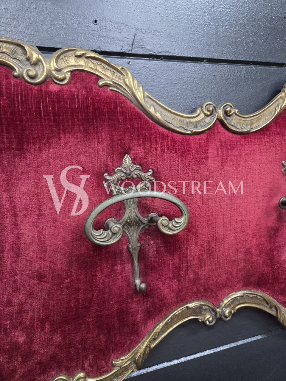 Вешалка настенная в стиле венецианского барокко