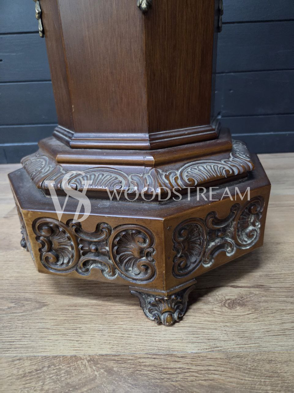 Вешалка напольная в стиле ампир