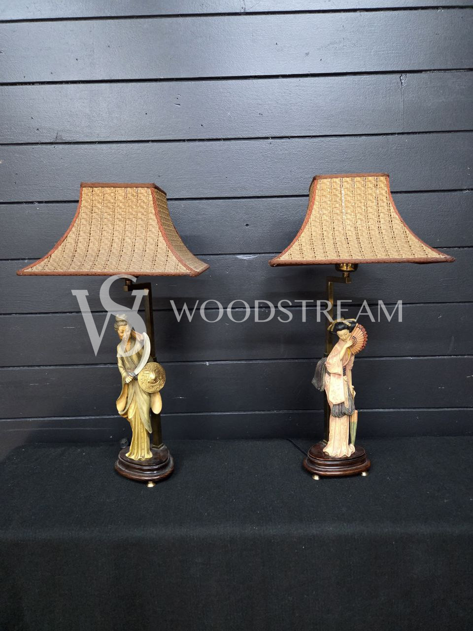 Лампа настольная со скульптурой в стиле шинуазри 2 штуки