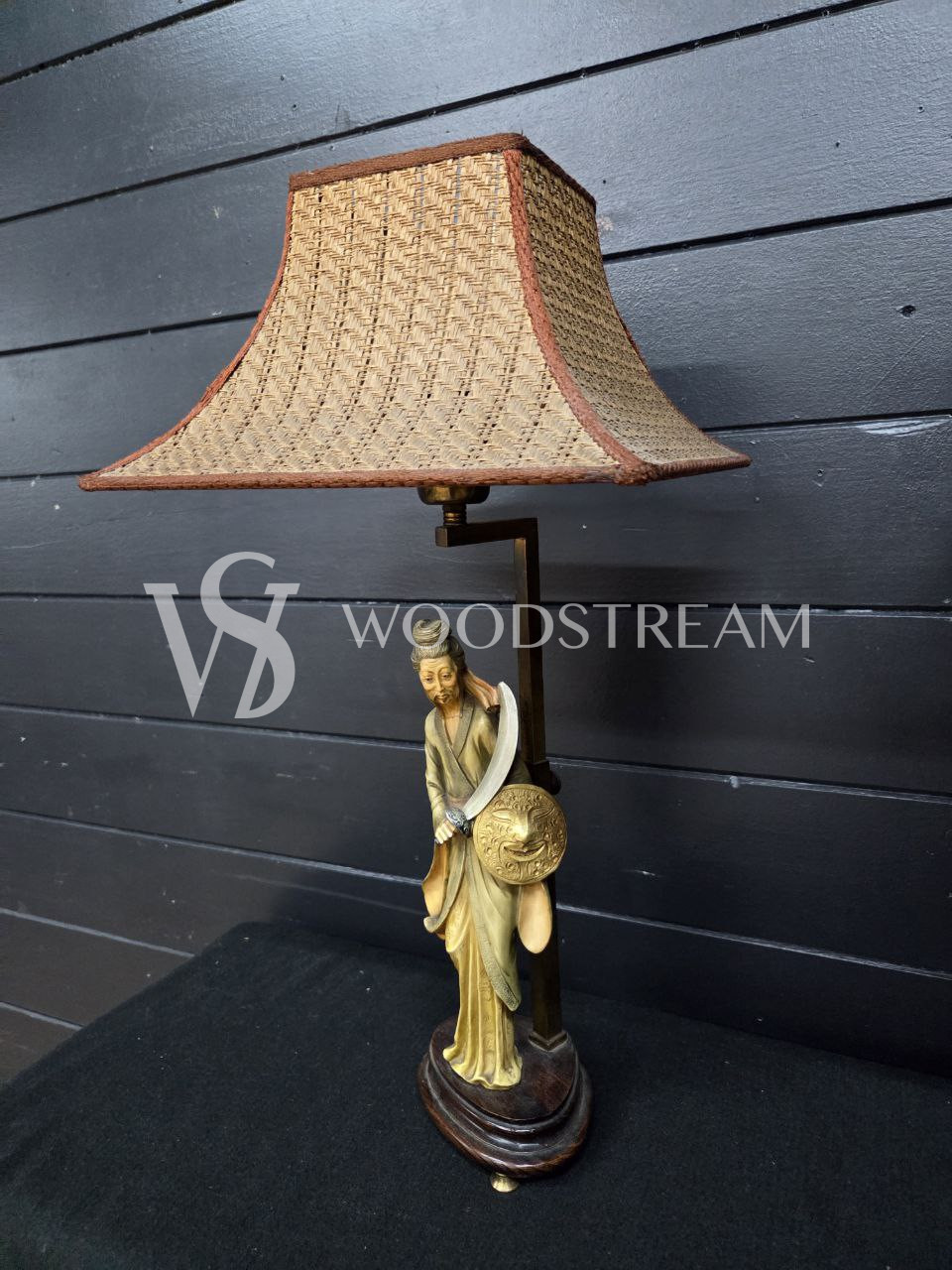 Лампа настольная со скульптурой в стиле шинуазри 2 штуки