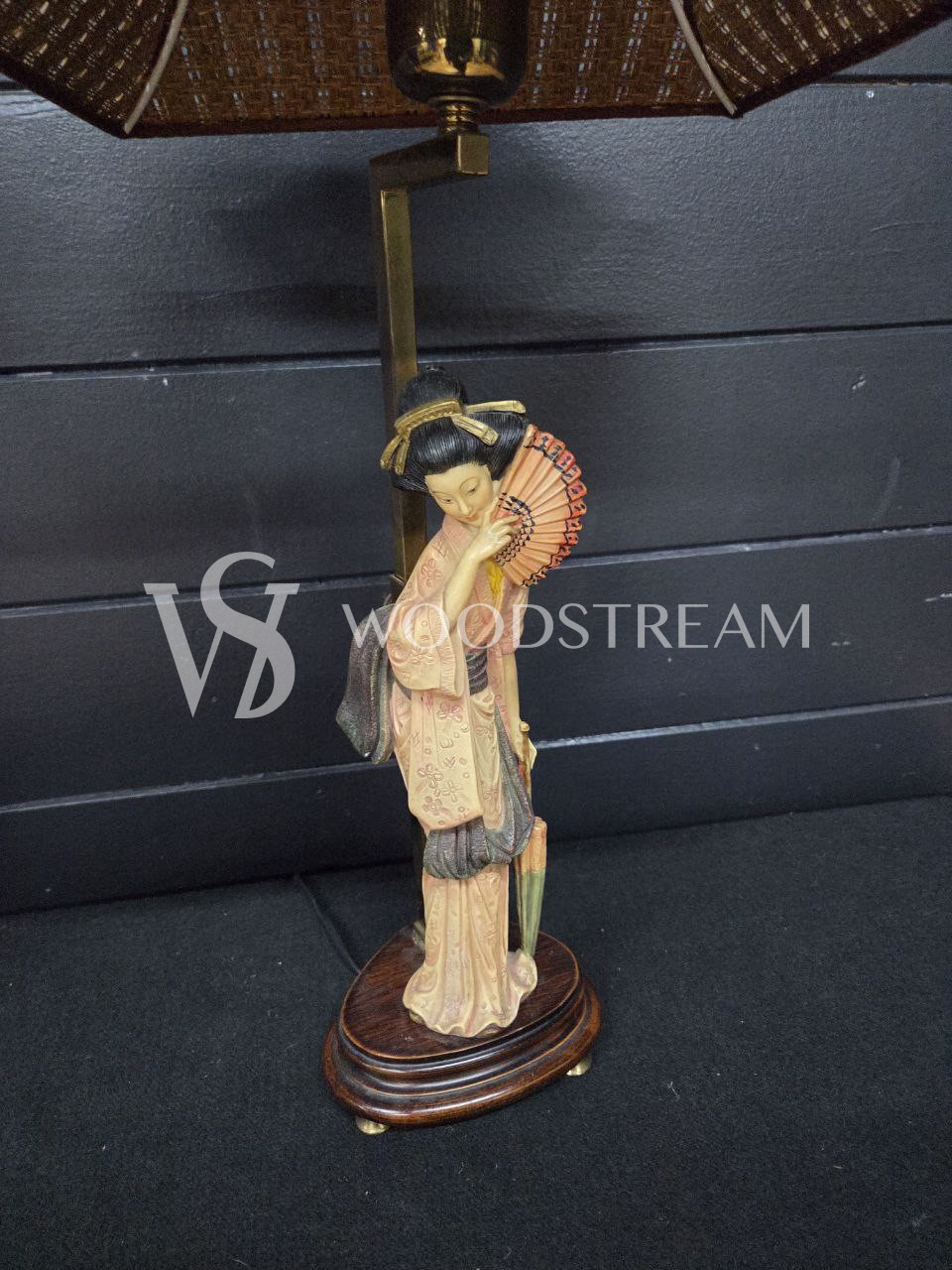 Лампа настольная со скульптурой в стиле шинуазри 2 штуки