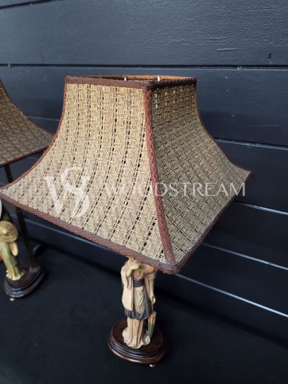 Лампа настольная со скульптурой в стиле шинуазри 2 штуки