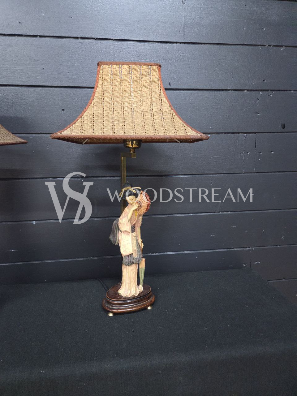 Лампа настольная со скульптурой в стиле шинуазри 2 штуки