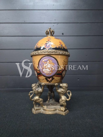 Ваза с крышкой в форме яйца на подставке в форме львов