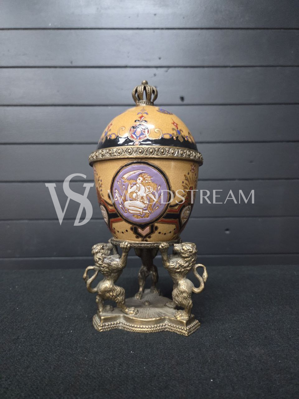 Ваза с крышкой в форме яйца на подставке в форме львов
