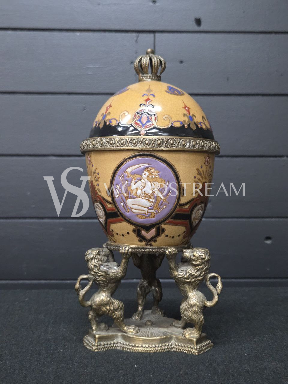 Ваза с крышкой в форме яйца на подставке в форме львов
