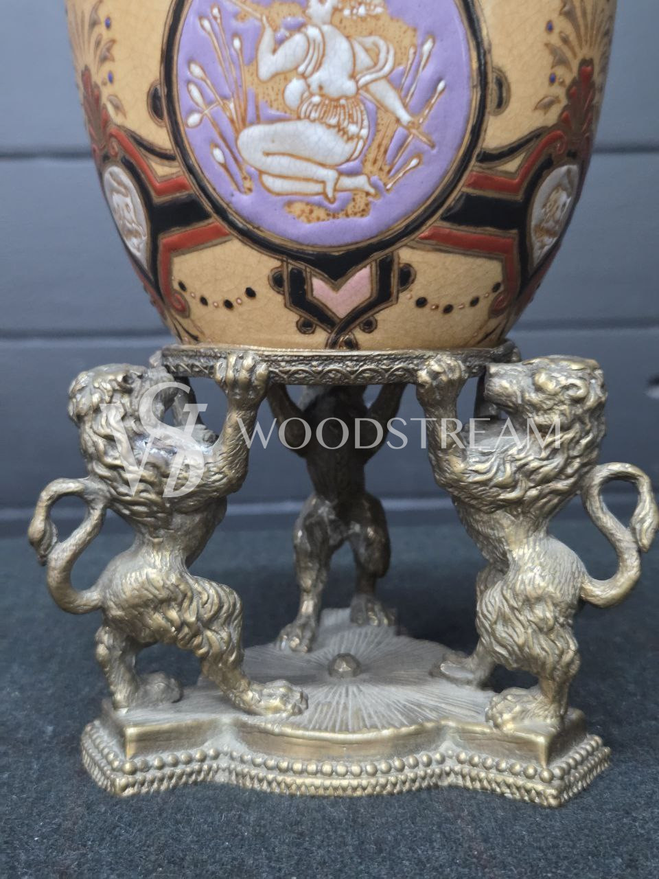 Ваза с крышкой в форме яйца на подставке в форме львов