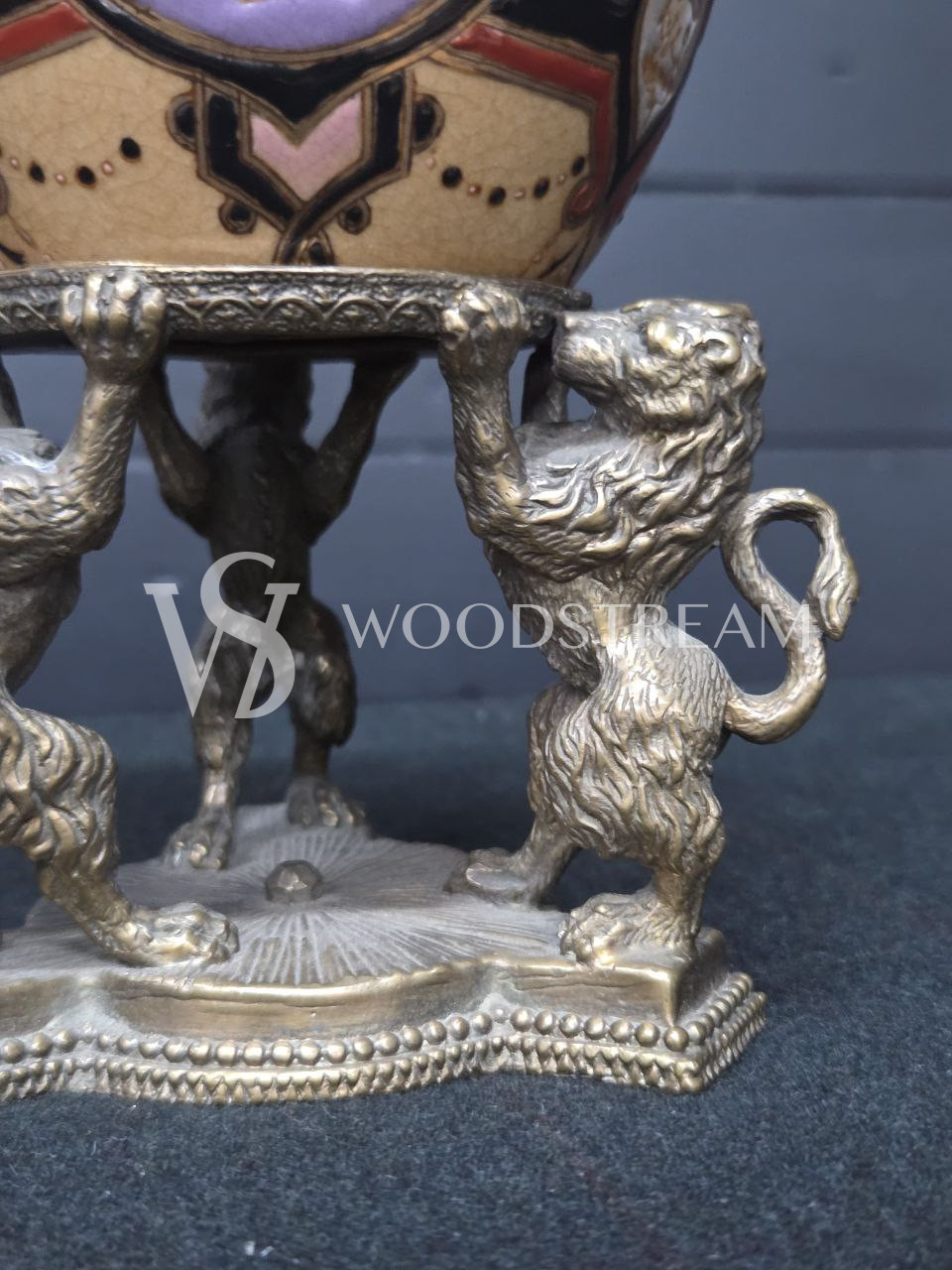 Ваза с крышкой в форме яйца на подставке в форме львов