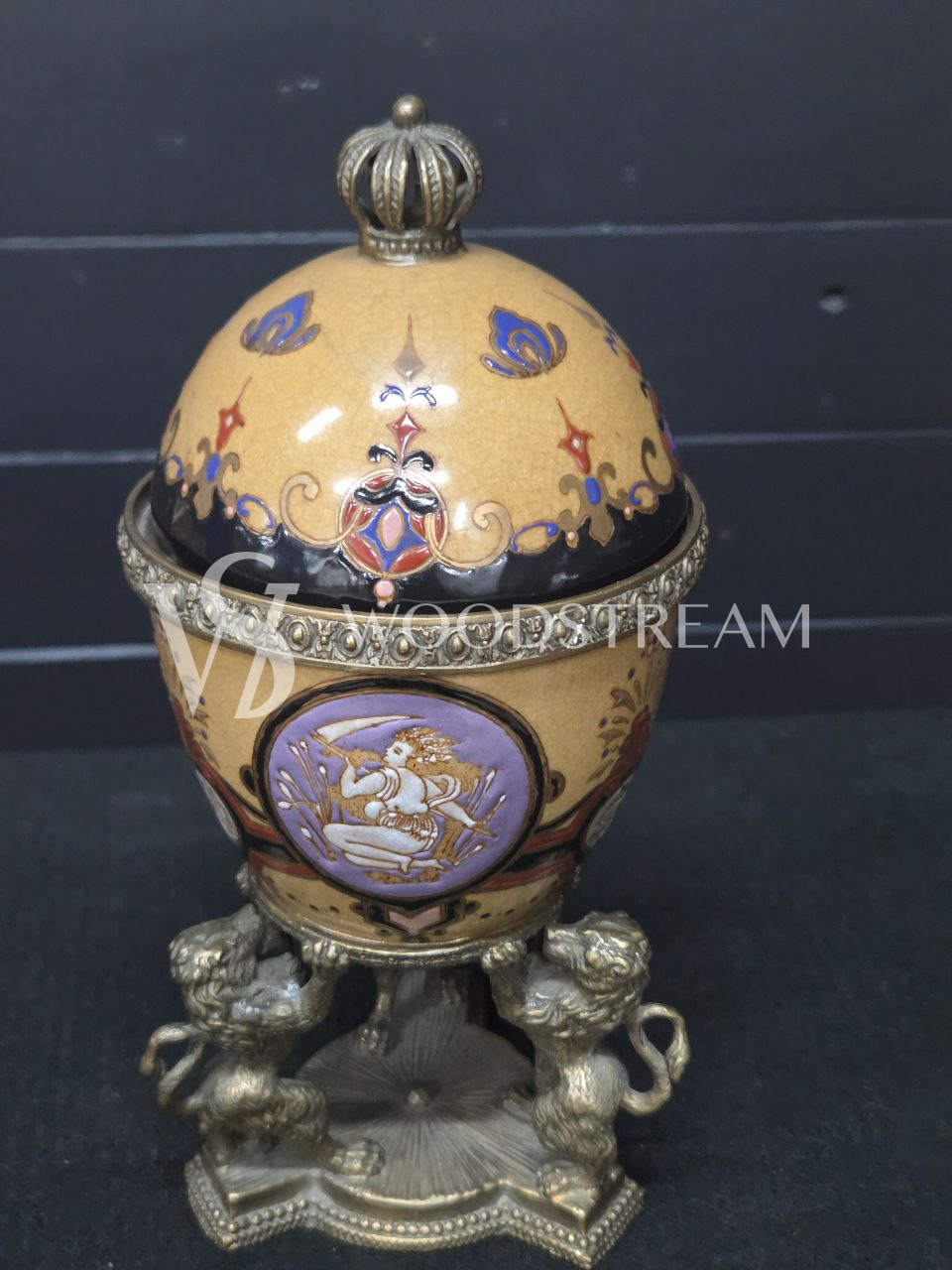 Ваза с крышкой в форме яйца на подставке в форме львов