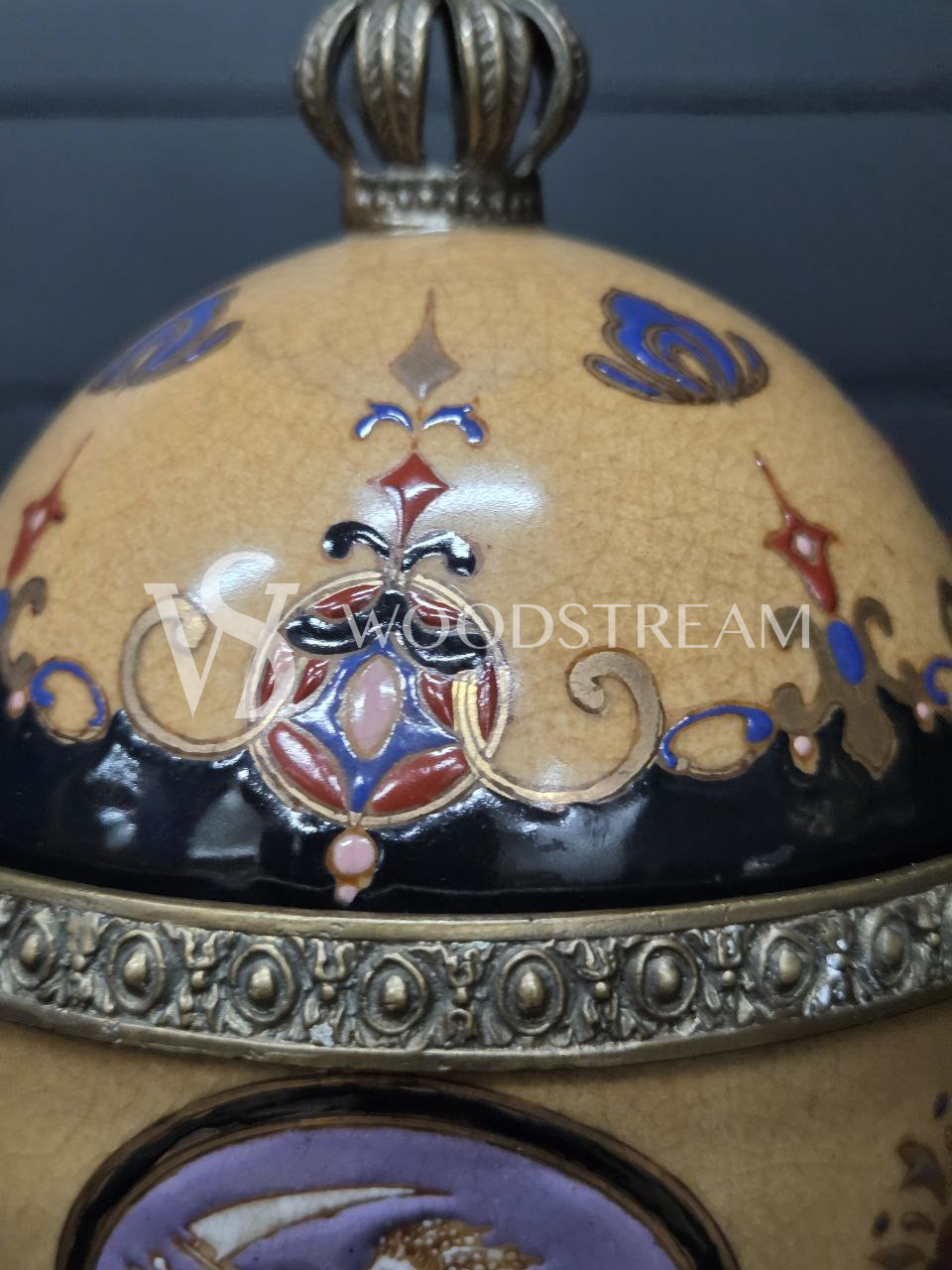 Ваза с крышкой в форме яйца на подставке в форме львов