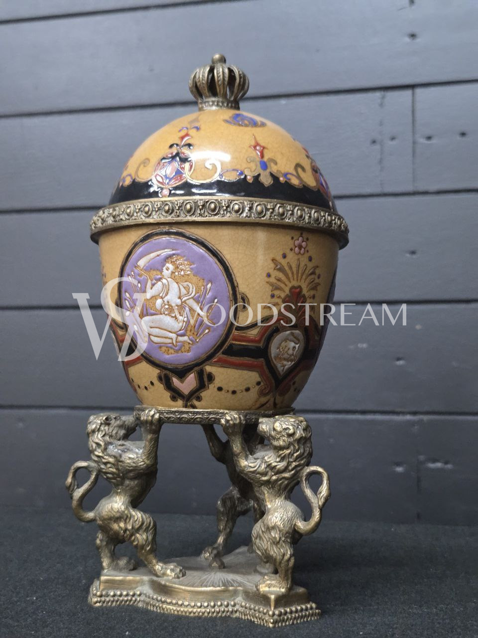 Ваза с крышкой в форме яйца на подставке в форме львов